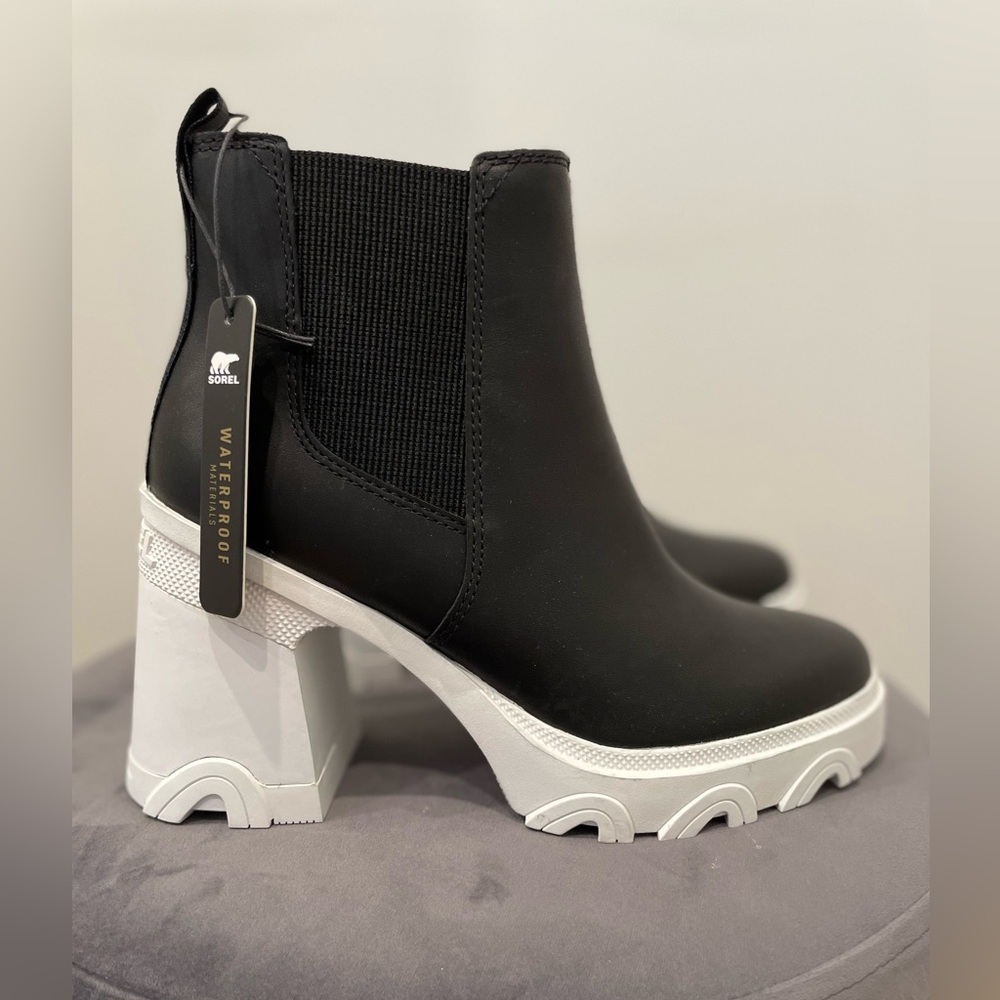 NWT SOREL Brex Waterproof Platform Heeled Chelsea Boot, size 7